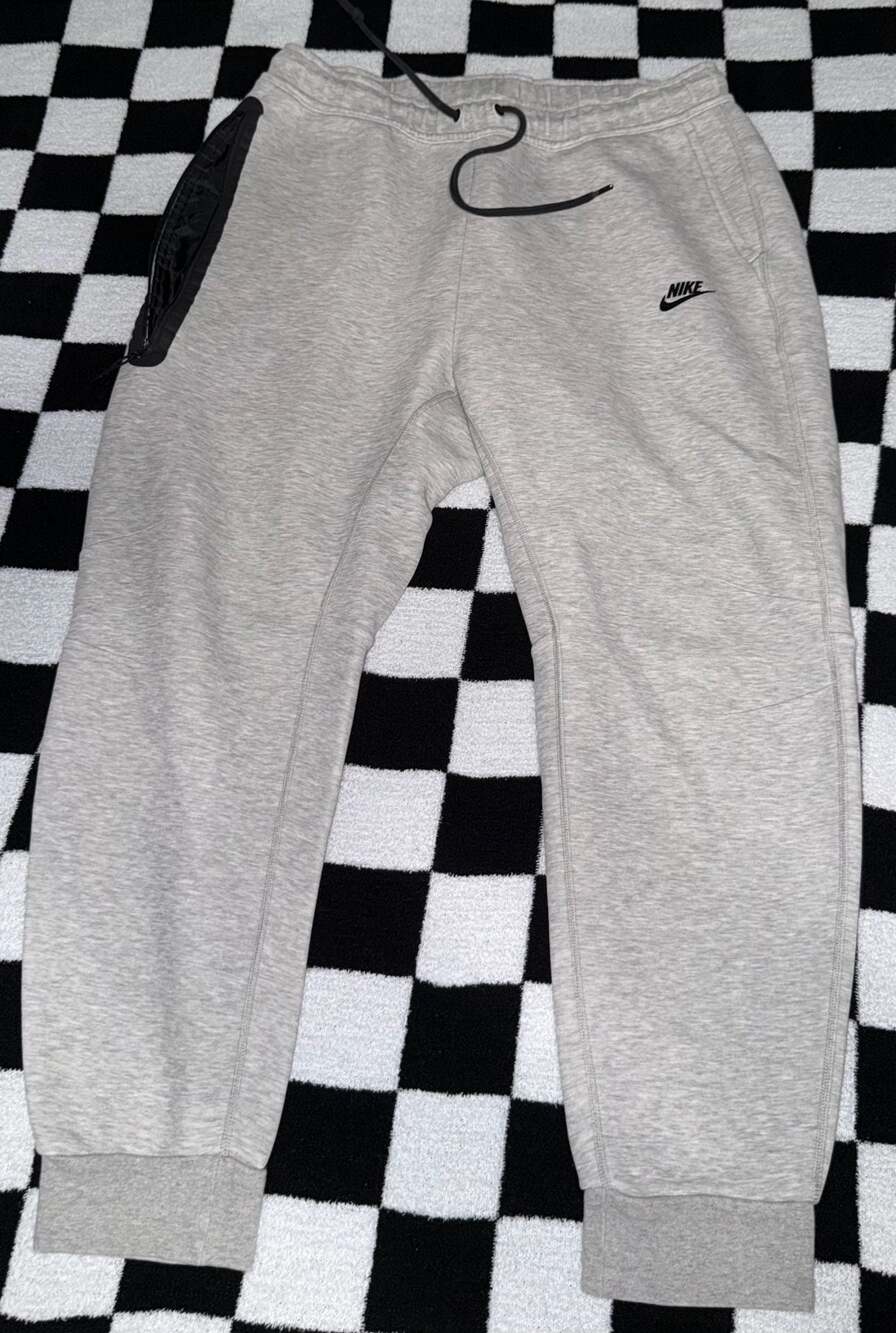 Nike Sportswear Tech Fleece Joggers in Heather Grey with Zippered Pocket